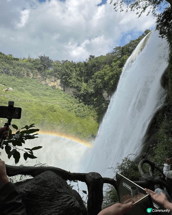 這裡是中國貴州，有一個地方叫水簾洞，香港電視台曾經在當地拍攝...