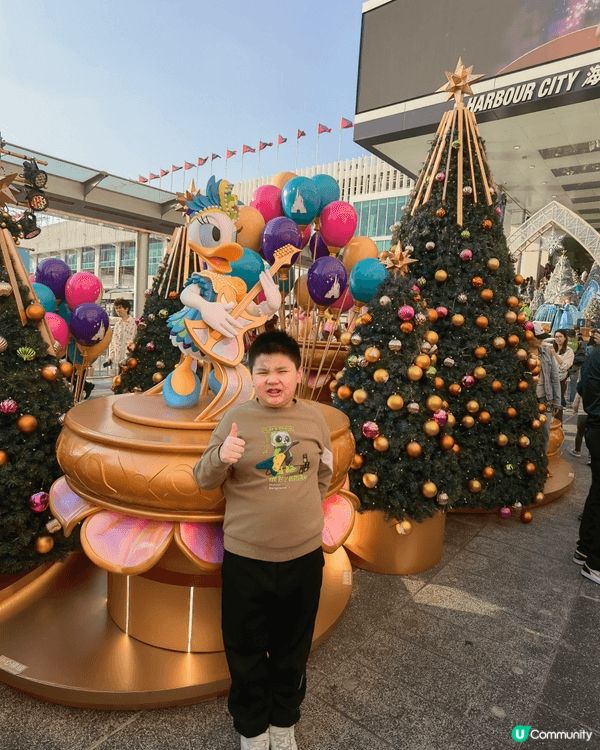 每年都帶仔仔到海港城感受聖誕節日氣氛，今年嘅聖誕佈置一樣咁靚...