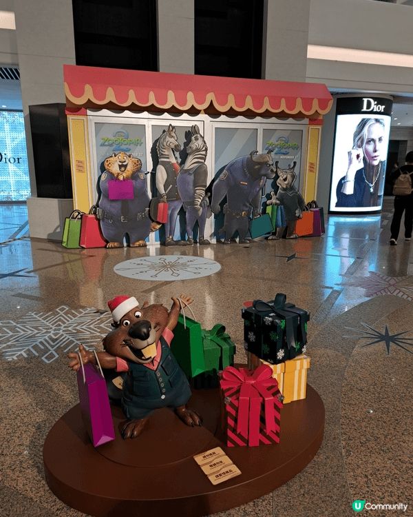 時代廣場除左商場外面有聖誕佈置，商場入中庭都有同主題佈置，好...