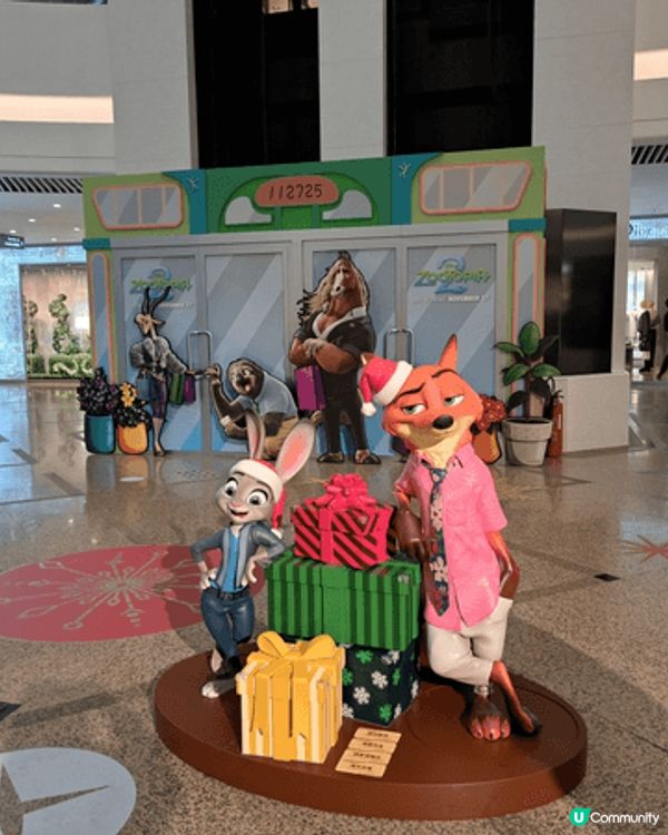 時代廣場除左商場外面有聖誕佈置，商場入中庭都有同主題佈置，好...