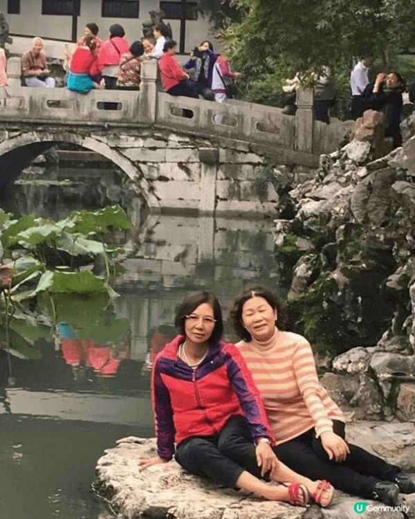這是我和家人到上海旅行時所影的相，那裏山明水秀，風景怡人，是...