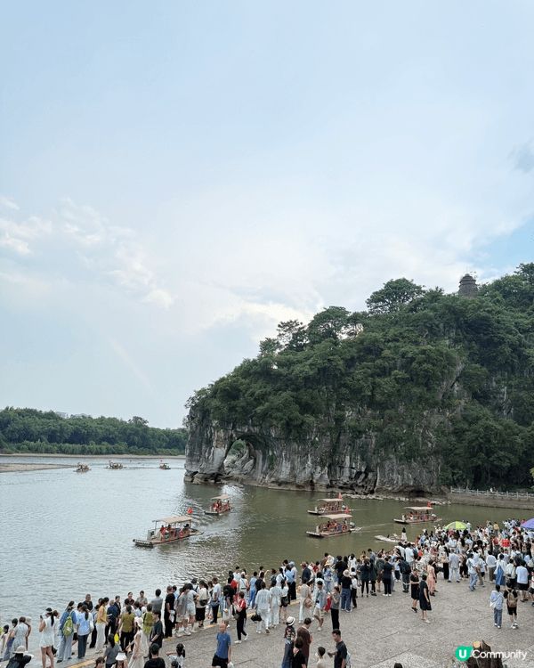 第一張是桂林地標象鼻山，形似一頭巨象低頭飲水。  第二張是東...