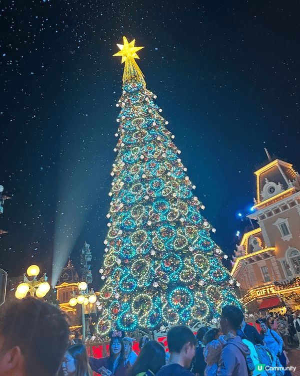 一早起身見到美麗日出，心情特別愉快，晚上酒店設有一棵好高好靚...