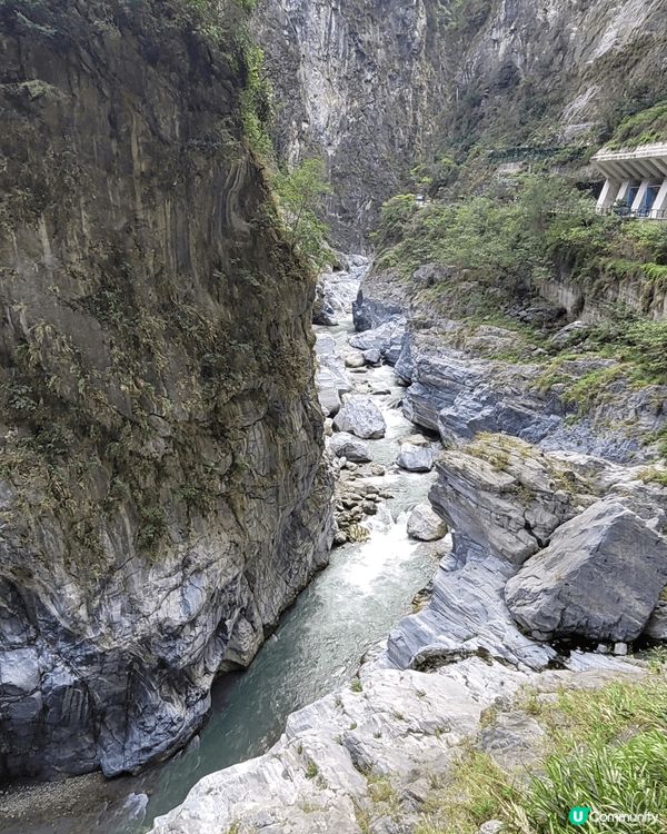太魯閣國家公園以其壯觀的峽谷和雄偉的山脈著稱，河流穿梭其中，...