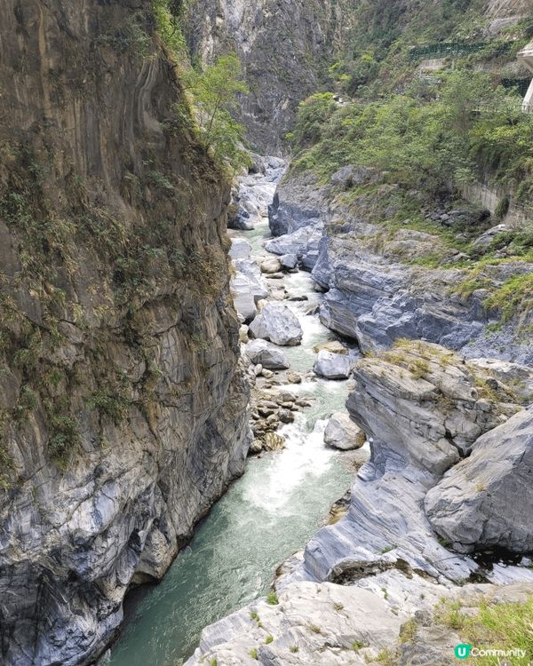 太魯閣國家公園以其壯觀的峽谷和雄偉的山脈著稱，河流穿梭其中，...