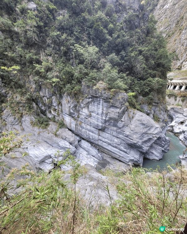 太魯閣國家公園以其壯觀的峽谷和雄偉的山脈著稱，河流穿梭其中，...