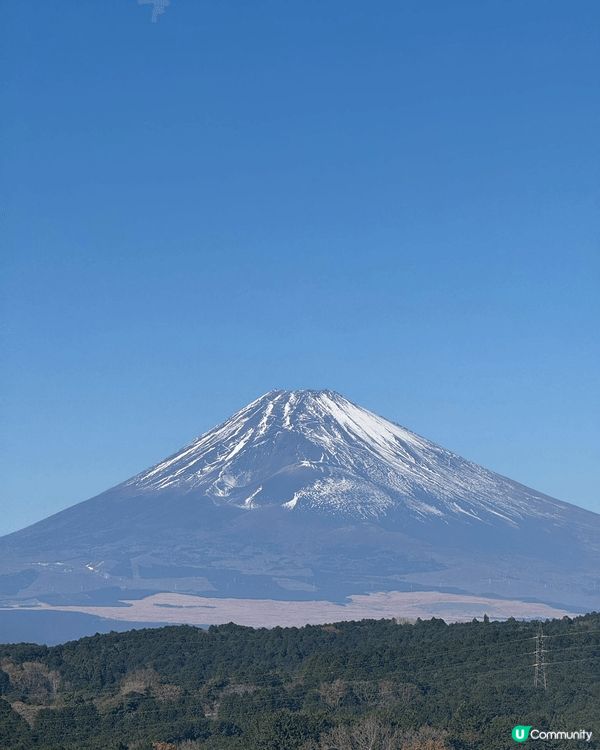 富士山是日本最高峰縣的活火山，以其優美的圓錐形山體和山頂的白...