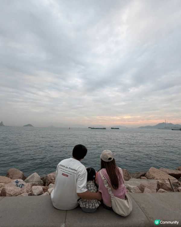 西九文化區係一個野餐既好地方，夜晚都好靚