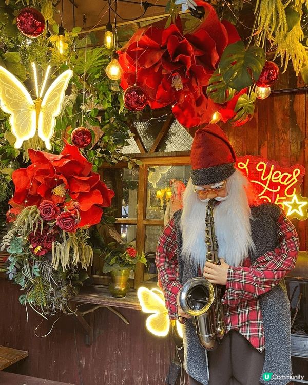 廣州的網紅咖啡店秘密旅行環境十分乾淨整潔，裝飾得很漂亮的聖誕...