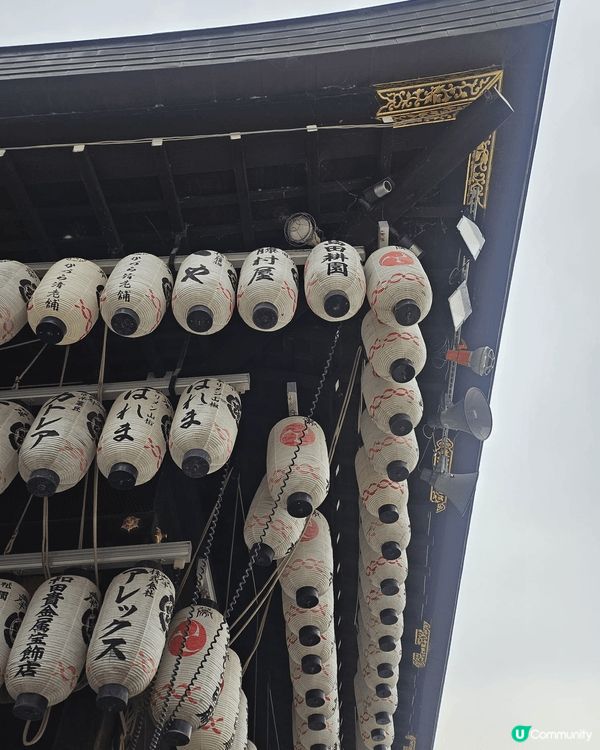 這張照片拍攝的是日本傳統神社／寺廟屋簷下懸掛的紙燈籠（提燈）...
