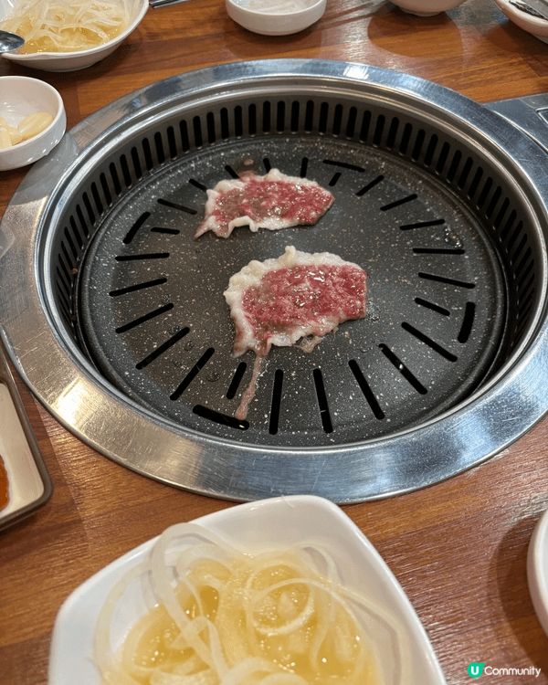 一份韓式烤肉套餐，包含生牛肉片、蘿蔓萵苣和青辣椒。牛肉是一種...
