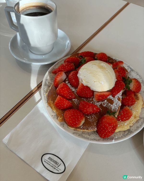 來自momo.j 餐廳的草莓煎餅佐香草冰淇淋。 