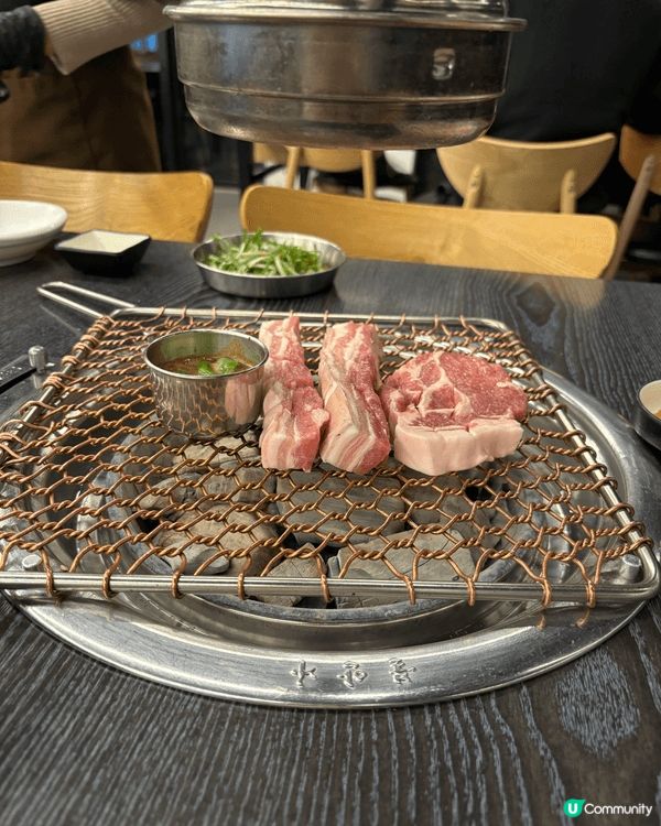 韓國烤肉餐廳，菜單上主要提供濟州黑豬肉、韓國牛肉眼肉排和各種...