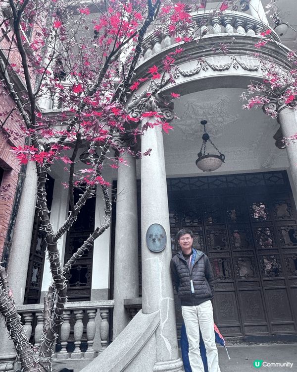 這是位於上海的新天地的一個歐陸風格建築的樓宇的門口，省鏡，自...