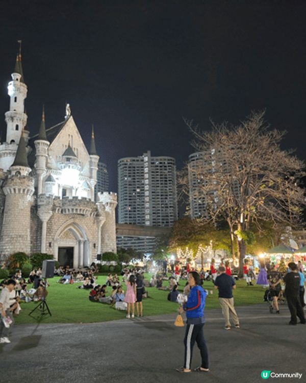 泰國曼谷城堡夜市，地點方便由bts 站行過去都好近還境算乾淨...
