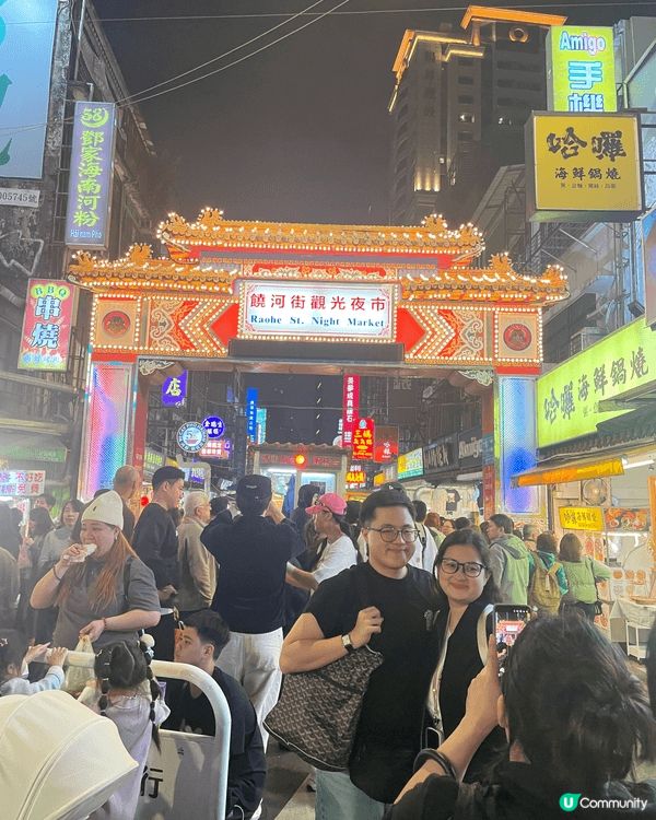 饒河夜市人潮湧動，美食飄香，燈火璀璨，台北夜晚真精彩。