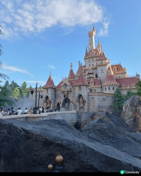 東京廸士尼之美女與野獸城堡，遊戲內外都十分吸引。