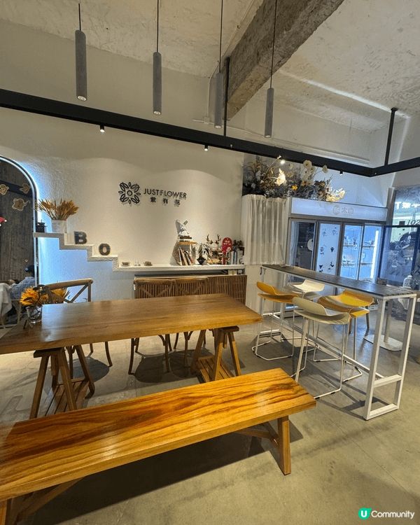 咖啡店位於一棟，工業風大廈，設有室內和室外座位，提供不同的咖...