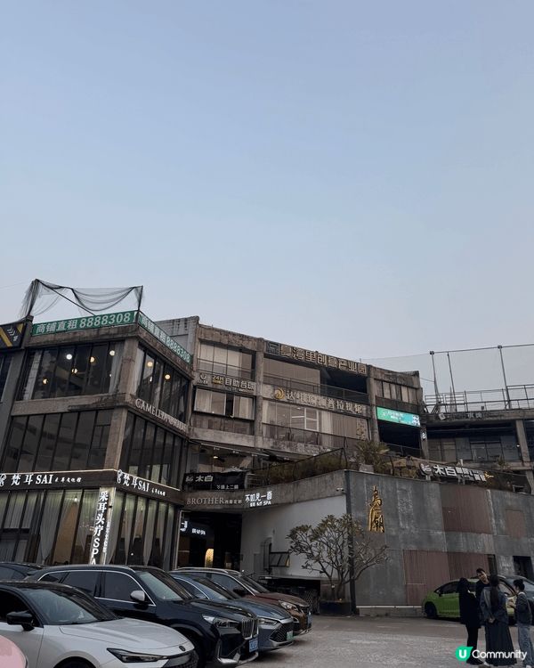 咖啡店位於一棟，工業風大廈，設有室內和室外座位，提供不同的咖...