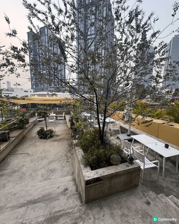 咖啡店位於一棟，工業風大廈，設有室內和室外座位，提供不同的咖...
