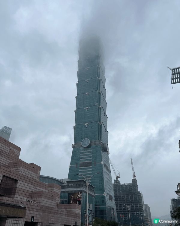 台北101是台北著名地標，年尾跨年更會有倒數煙火匯演，非常壯...