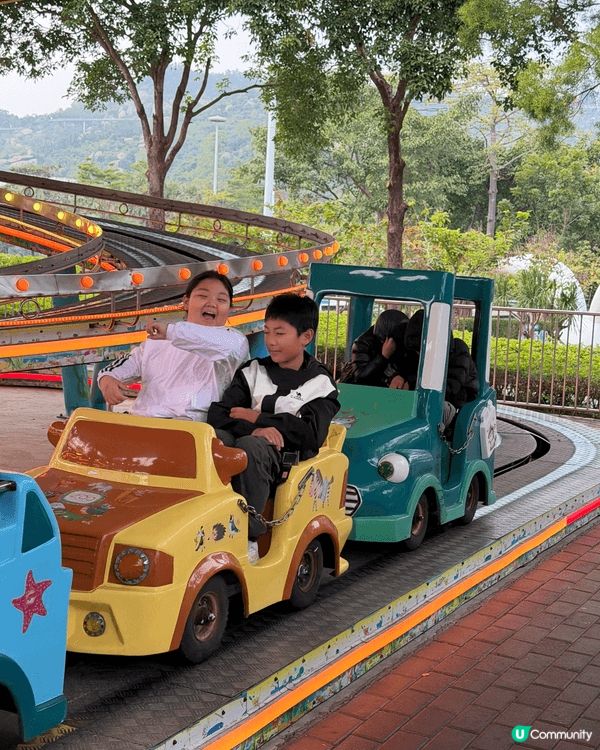 景山太多人 去左傍邊既海濱公園 好多機動遊仲要好平哩 幾蚊玩...