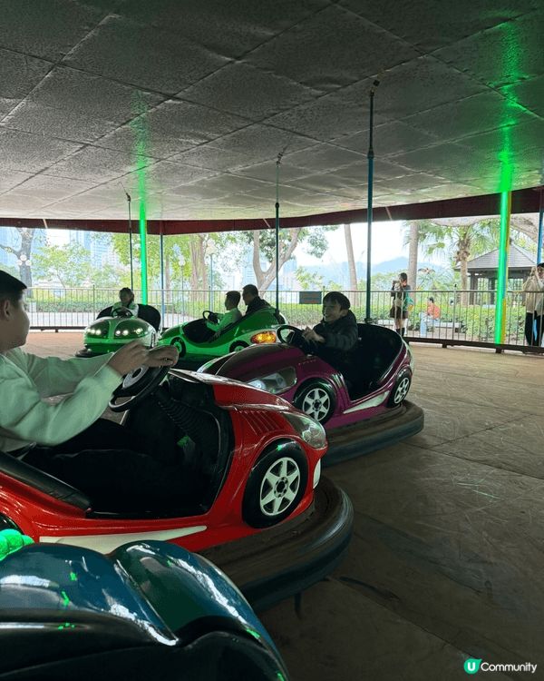 景山太多人 去左傍邊既海濱公園 好多機動遊仲要好平哩 幾蚊玩...