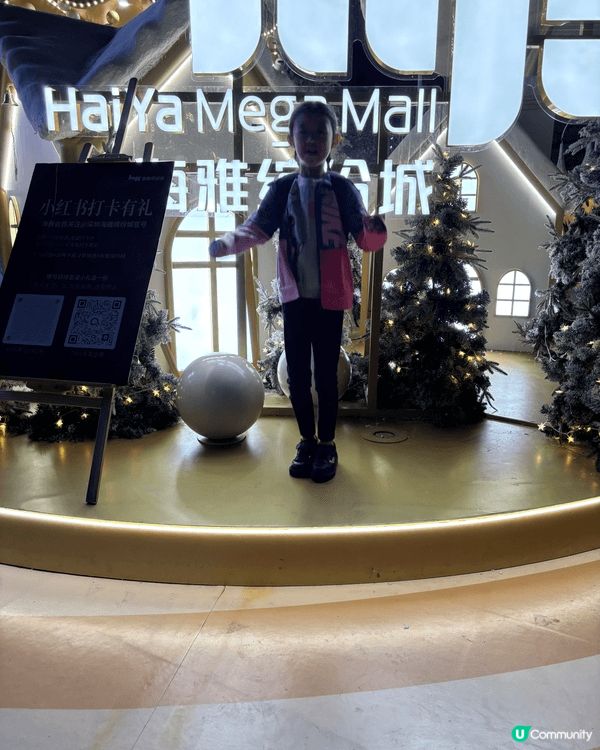 當地的商場配上聖誕氣氛，與小朋友遇見聖誕節我十分高興