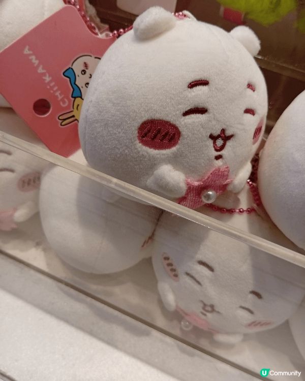 Chiikawa可愛模樣，讓它的周邊商品熱賣中，有毛絨徽章、...