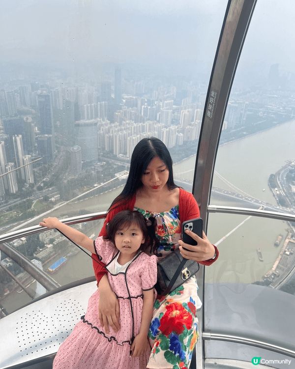 在廣州塔坐吊車，居高臨下欣賞廣州的雄偉壯麗的景色，但如節日假...