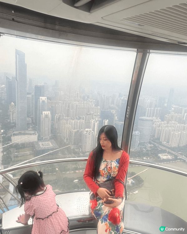 在廣州塔坐吊車，居高臨下欣賞廣州的雄偉壯麗的景色，但如節日假...