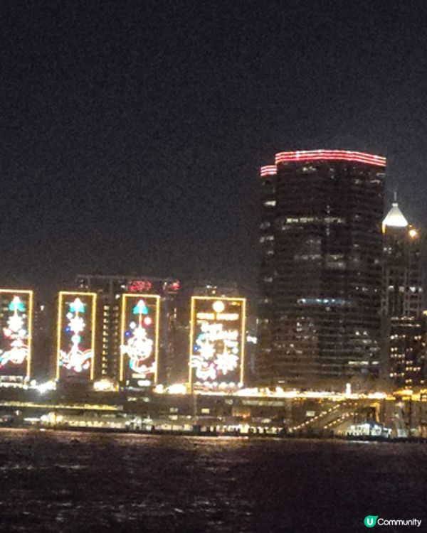 晚上到訪西九文化中心嘅聖誕市集，好熱鬧，夜景好美，好有氣氛。...
