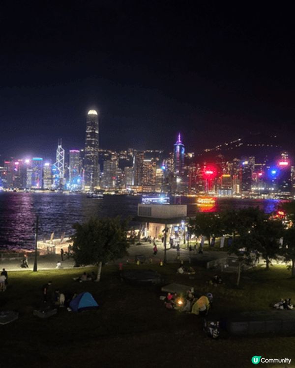 晚上到訪西九文化中心嘅聖誕市集，好熱鬧，夜景好美，好有氣氛。...