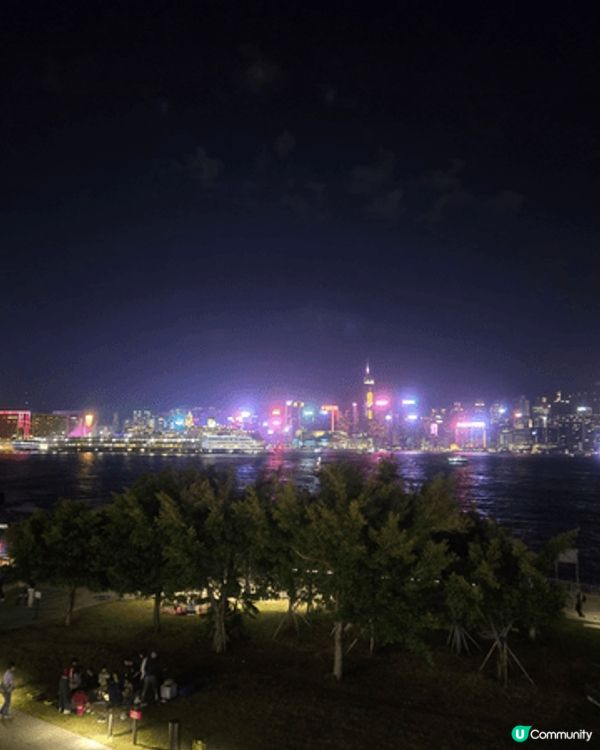 晚上到訪西九文化中心嘅聖誕市集，好熱鬧，夜景好美，好有氣氛。...