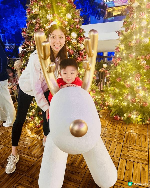 聖誕節要四出卡，今次來到中環皇后像廣場。