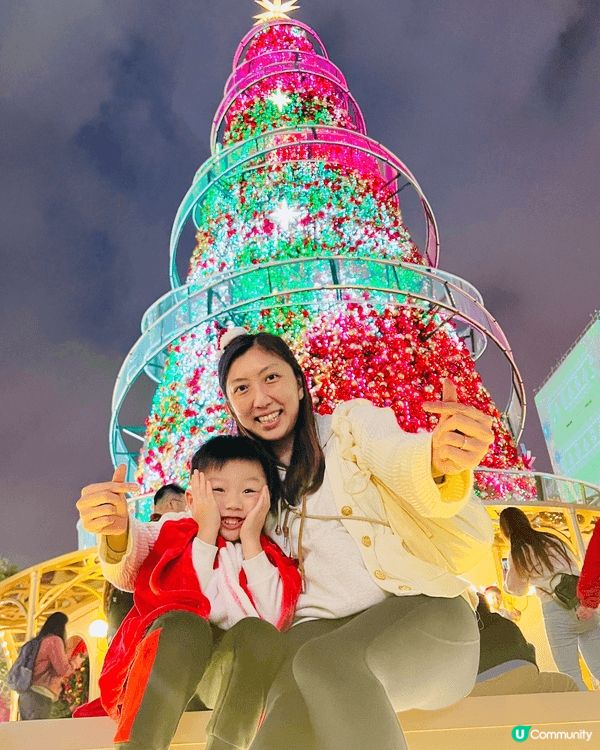 聖誕節要四出卡，今次來到中環皇后像廣場。