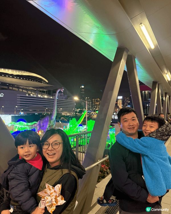 灣仔會展站旁邊竟然有巨型恐龍陪過聖誕 ，兩個恐龍迷非常興奮。...