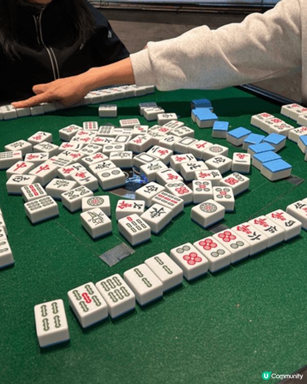 一班人一齊開party 玩遊戲，過一個暖笠笠嘅聖誕節