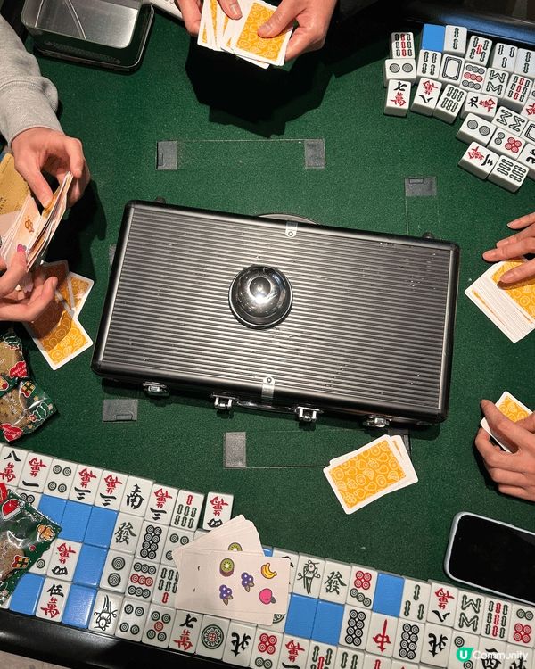 一班人一齊開party 玩遊戲，過一個暖笠笠嘅聖誕節