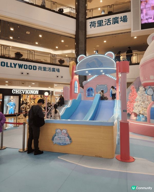 去荷里活廣場食買玩，假日最多都有5小時泊車，仲有5米高白熊超...