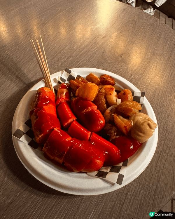 去了中港城的車尾箱市集，燈熄和聖誕樹好有氣氛，成個氣氛好溫暖...