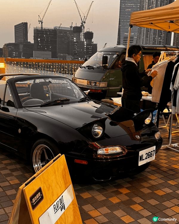 去了中港城的車尾箱市集，燈熄和聖誕樹好有氣氛，成個氣氛好溫暖...