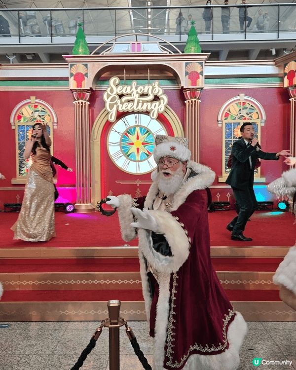 機場喺聖誕期間除咗有佈置外，仲有精彩表演，氣氛勁好。