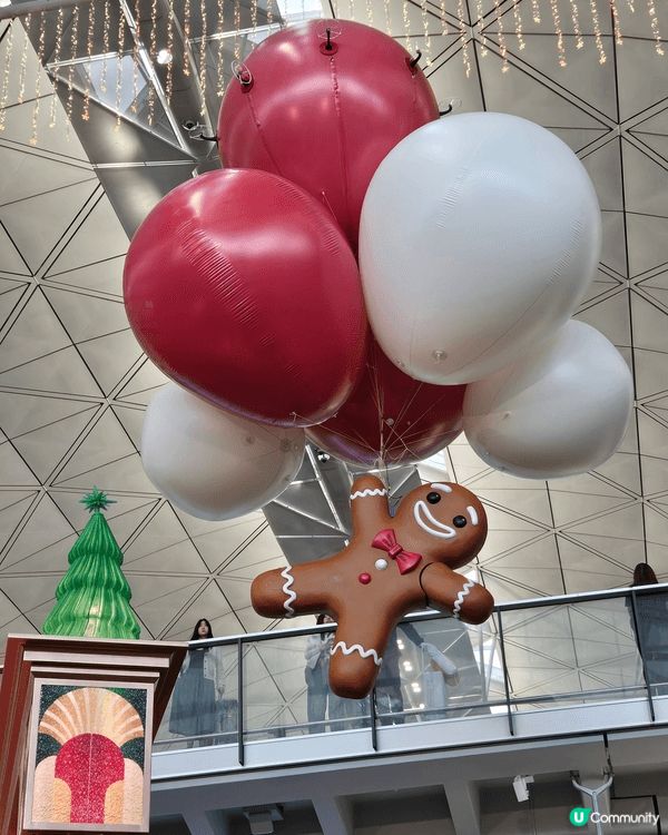 機場喺聖誕期間除咗有佈置外，仲有精彩表演，氣氛勁好。