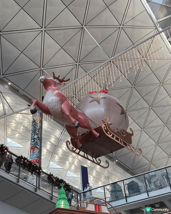 機場喺聖誕期間除咗有佈置外，仲有精彩表演，氣氛勁好。