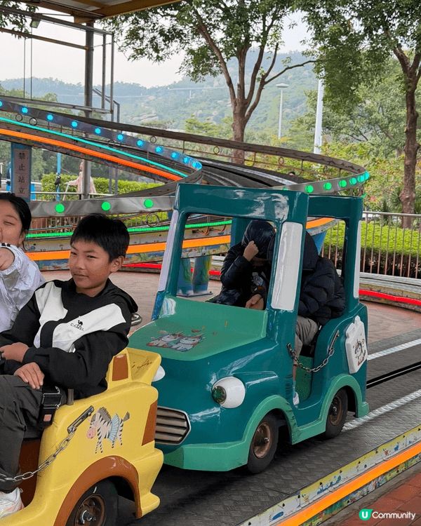 景山太多人上山 去了傍邊的海濱公園 很不錯 每個遊戲都只是幾...