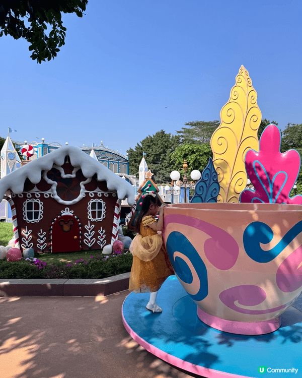 香港迪士尼樂園聖誕節不論是表演或是聖誕裝飾或是氣氛，都是男女...