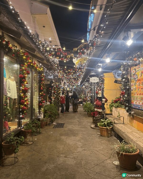 12月係沖繩，去左充滿異國風情既美國村，呢個小村換左聖誕裝飾...