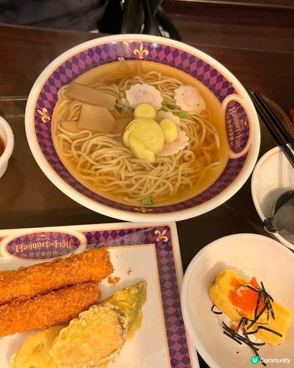 迪士尼樂園入面嘅餐廳,的確唔算平｡呢間皇室宴會廳算係價錢比較...