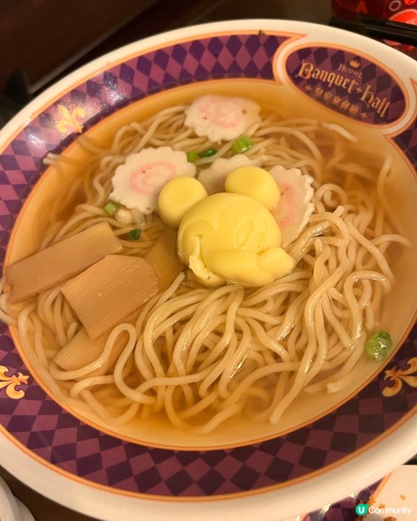 迪士尼樂園入面嘅餐廳,的確唔算平｡呢間皇室宴會廳算係價錢比較...